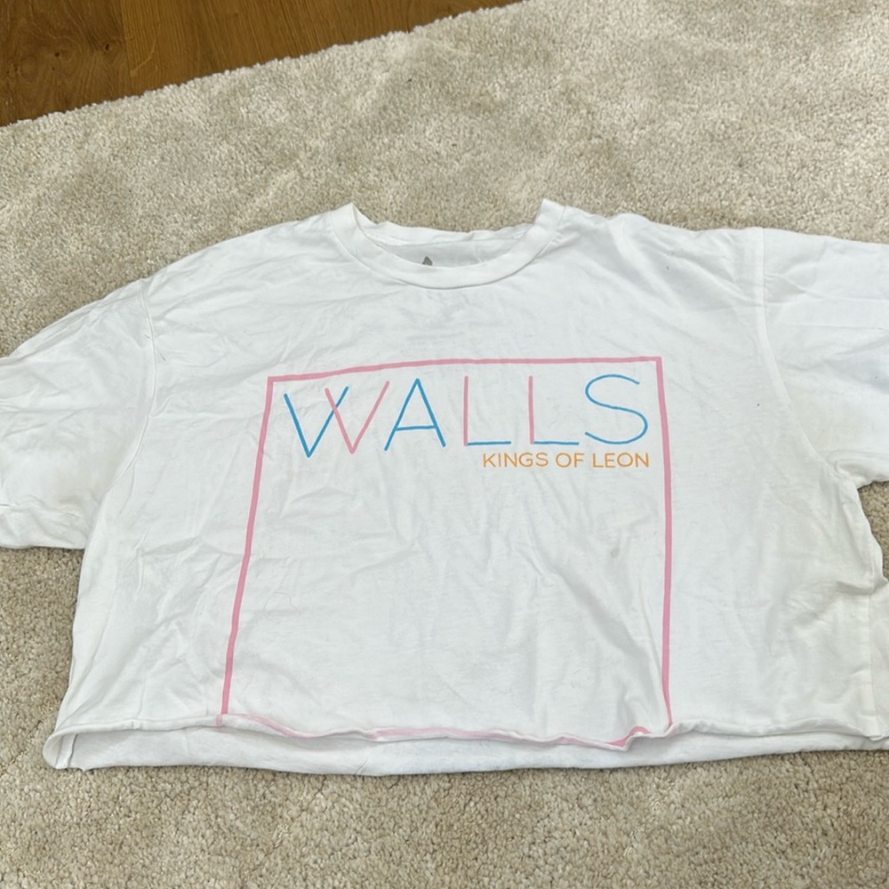 Official Kings of Leon cropped concert tshirt from 2017 walls tour.